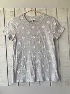 SOLD 🌼 Lucky Brand Gray Daisy Embroidered T Shirt Cotton Floral Tee S